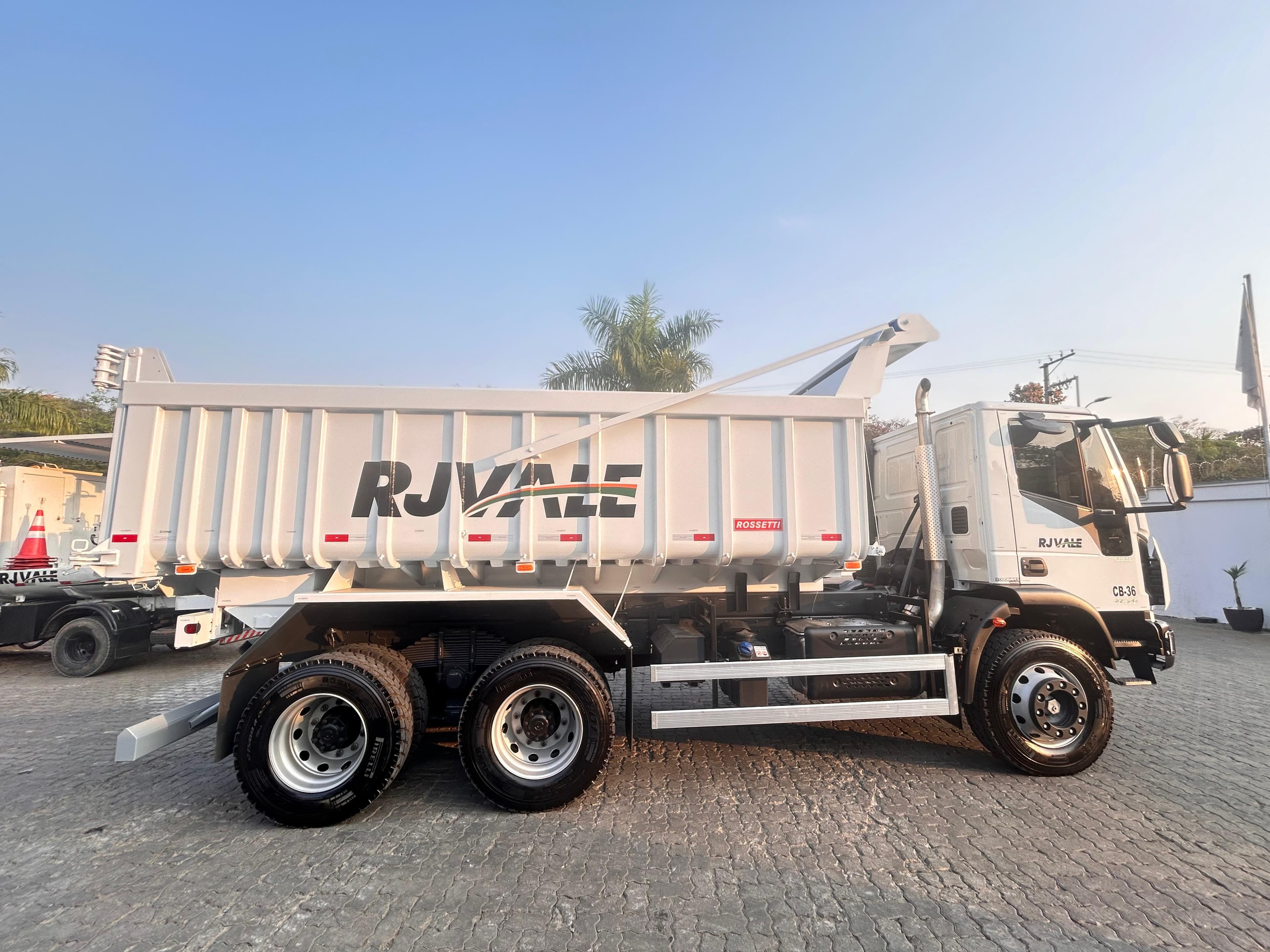 IVECO TECTOR 27-320 2025