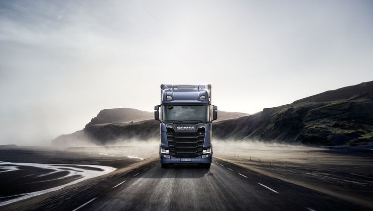 Caminhão Scania em rodovia na Islândia